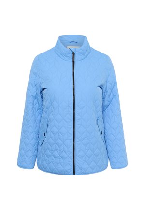 Veste matelassée bleu clair avec col montant, fermeture éclair complète à l'avant, deux poches latérales et une texture lisse. Présente des coutures en motif losange.