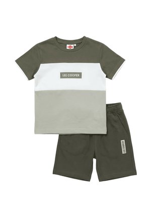 T-shirt à manches courtes bicolore avec le texte "LEE COOPER" et short à taille élastique assorti en tons vert olive et gris clair.