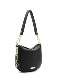 Sac à épaule en cuir noir texturé avec détail chaîne dorée, fermeture éclair et une courte bandoulière en cuir.
