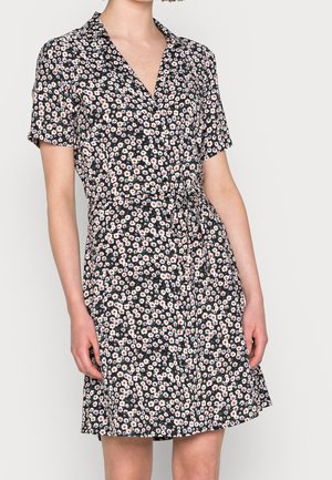 Blumenkleid mit schwarzem Hintergrund, kurzen Ärmeln, V-Ausschnitt, Knopfleiste und Bindegürtel, mit rosa und weißen Gänseblümchenmustern.