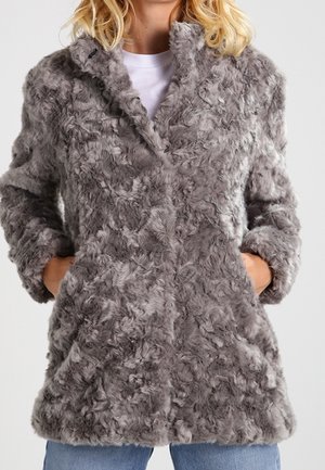 Manteau en fausse fourrure de couleur gris clair, avec une surface texturée et duveteuse, fermeture à l'avant, col en V et poches latérales. Design décontracté avec des manches longues.