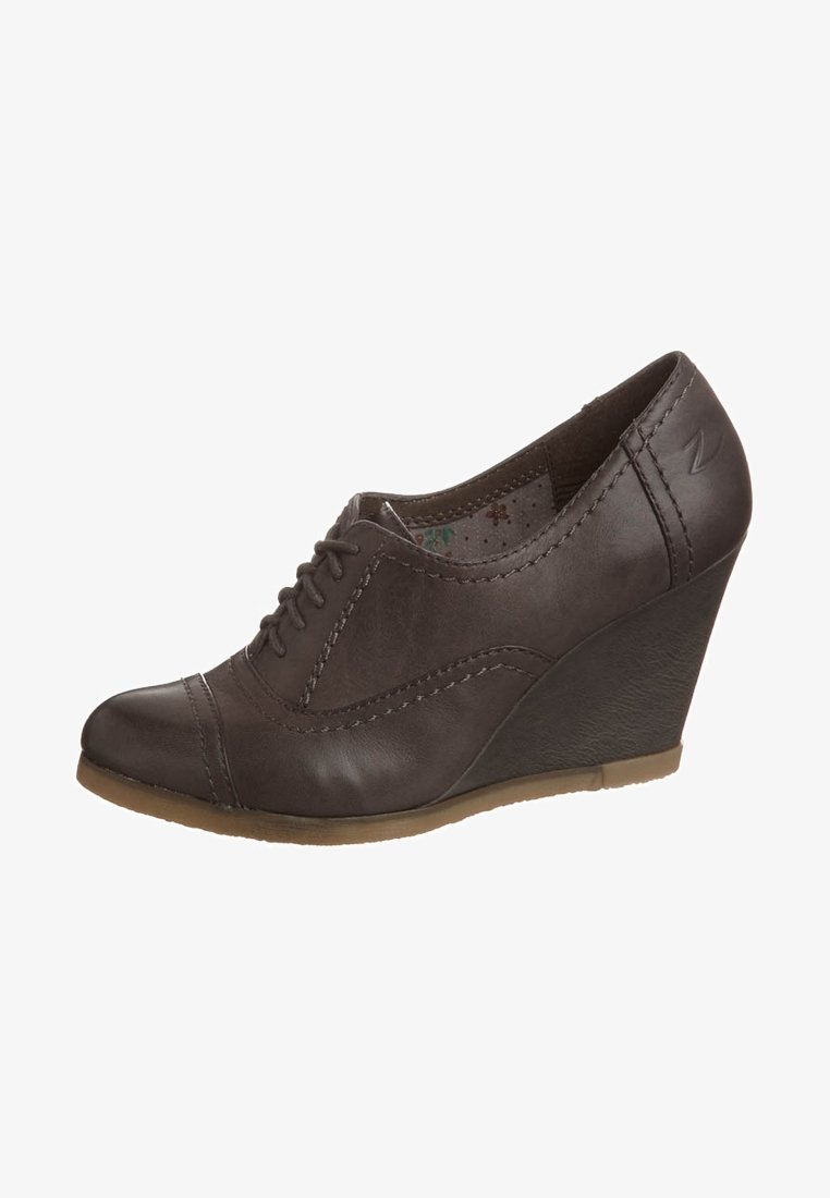 Hnědé kožené wedges s oblým špičkou, šněrovacím designem a dekorativním prošíváním. Obsahují strukturovaný klínový podpatek a vzorované vnitřní provedení.