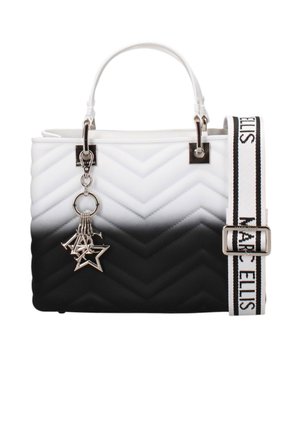 Sac cabas matelassé chevron blanc et noir avec poignées supérieures, breloques en métal en forme d’étoile et bandoulière amovible en tissu de marque.