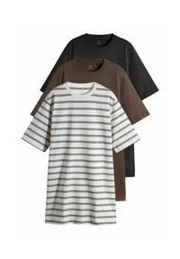 Set van drie T-shirts: één wit met zwarte horizontale strepen, één bruin, één zwart. Alle drie met korte mouwen en een ronde hals. Gemaakt van katoen.