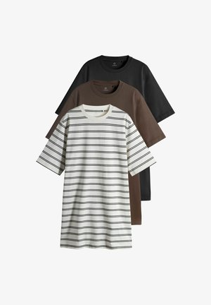 Kolm t-särki: üks valge mustade horisontaalsete triipudega, üks pruun, üks must. Kõigil on lühikesed varrukad ja ümmargune kaelus. Puuvillane materjal.