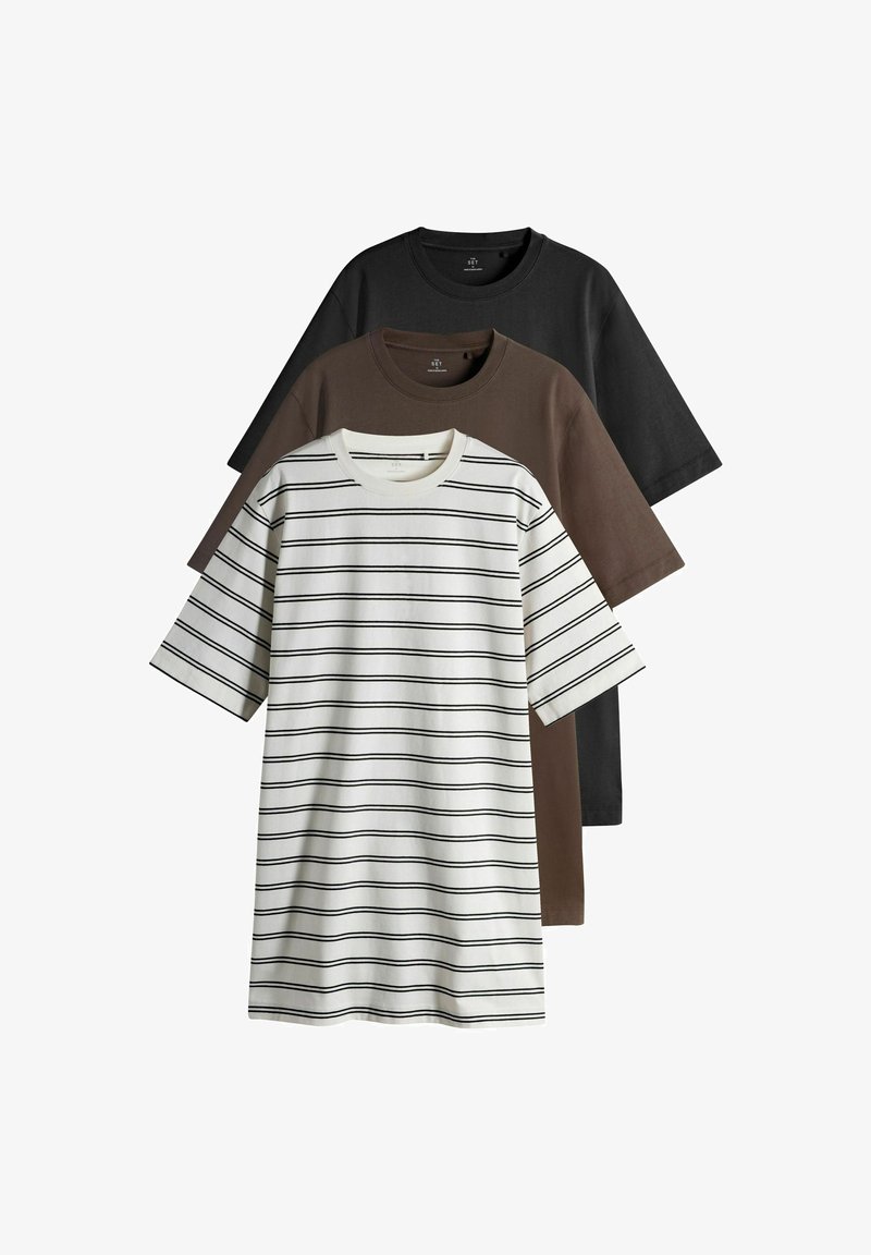 Sada tří triček: jedno bílé s černými vodorovnými pruhy, jedno hnědé, jedno černé. Všechna mají krátké rukávy a kulatý výstřih. Materiál bavlna.