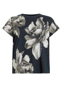 Camiseta negra con gran estampado floral en escala de grises. Manga corta, cuello redondo, ajuste relajado, con texto de la marca en el costado.