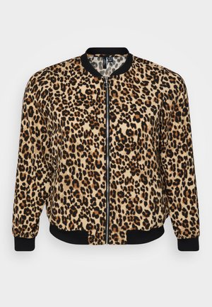 Lueopardmønstret bomberjakke med lynlås foran, sorte ribbestrikkede mansjetter og kant, laget av myk, teksturert stoff i nyanser av beige og brunt.
