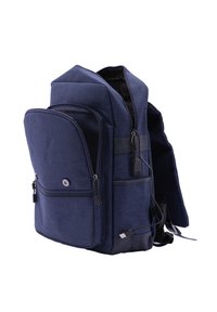 Sac à dos bleu marine en tissu texturé, doté de plusieurs poches zippées, de bretelles réglables et d'un port de chargement USB sur le côté.