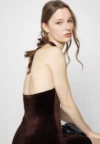 Nly by Nelly TWIST NECK DRESS - Vestido de cocktail / Vestido de festa - brown