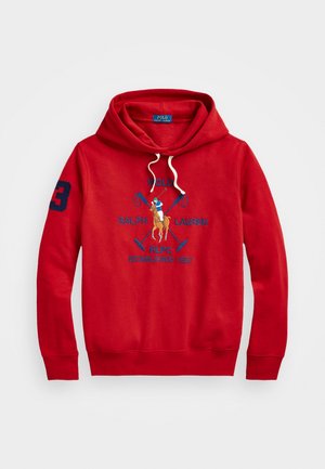 Czerwona bluza z kapturem z białymi sznurkami, haftowane logo Polo Ralph Lauren z zawodnikiem polo na koniu, niebieska cyfra 3 na lewym rękawie.