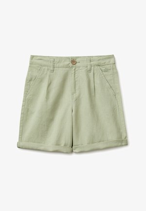 Pantaloncini in cotone verde chiaro con orli arrotolati, chiusura con bottone, passanti per cintura e tasche laterali, posati distesi su sfondo bianco.