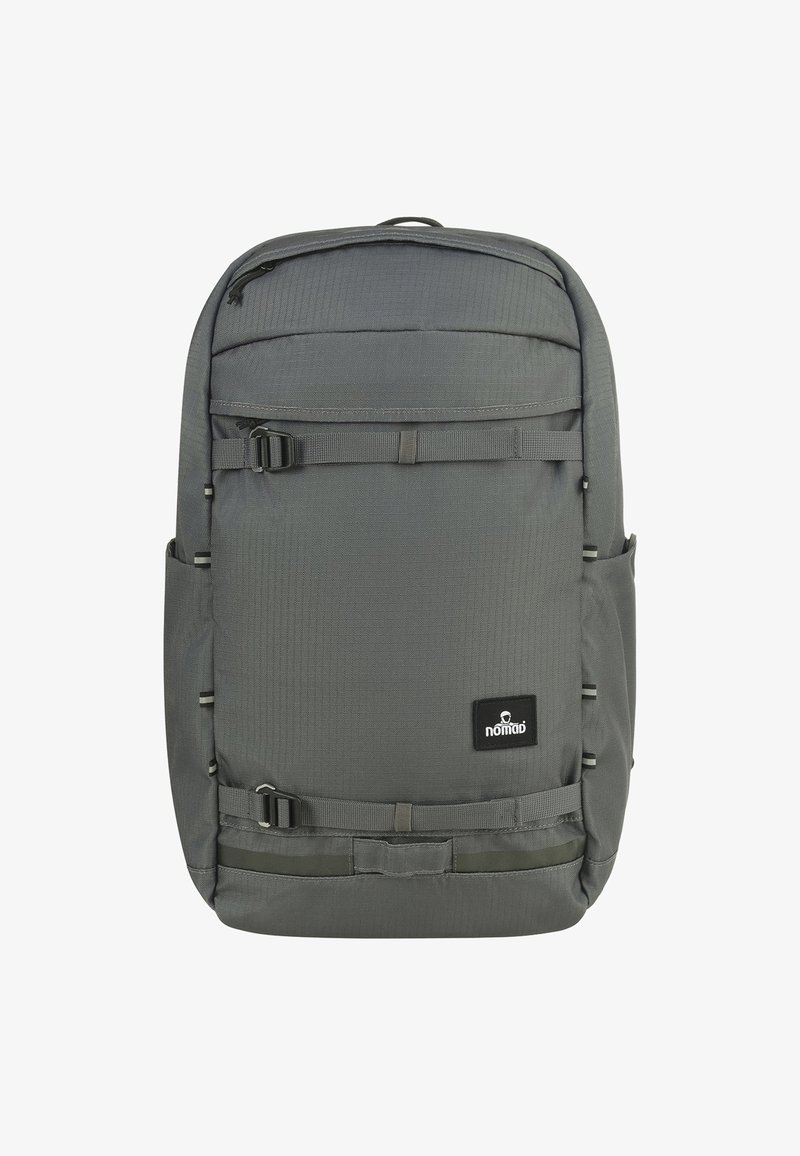 Grijze rugzak met een textuur aan de buitenkant, voorzien van meerdere riemen, een voorke pocket en een klein logo. Ontworpen voor functionaliteit en duurzaamheid.