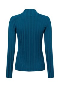 Rippstrick Langarmshirt in Teal mit hohem Kragen und figurbetonter Silhouette. Der Stoff hat eine glatte Textur mit vertikalen Streifen.