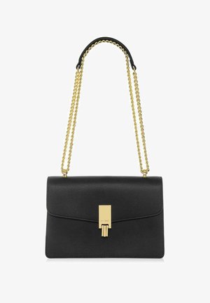 Czarna skórzana torba o zdefiniowanym kształcie, z złotym łańcuchem jako uchwytem i geometrycznym metalowym zapięciem. Fakturowana powierzchnia i elegancki design.