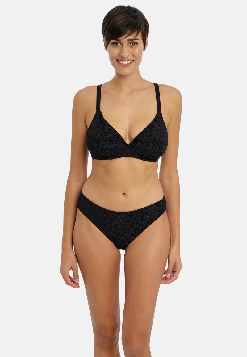 Sort bikini-sæt med en struktureret trekant-bralette med tynde stropper og matchende lavtaljede trusser. Enkelt design med ensfarvet farve.