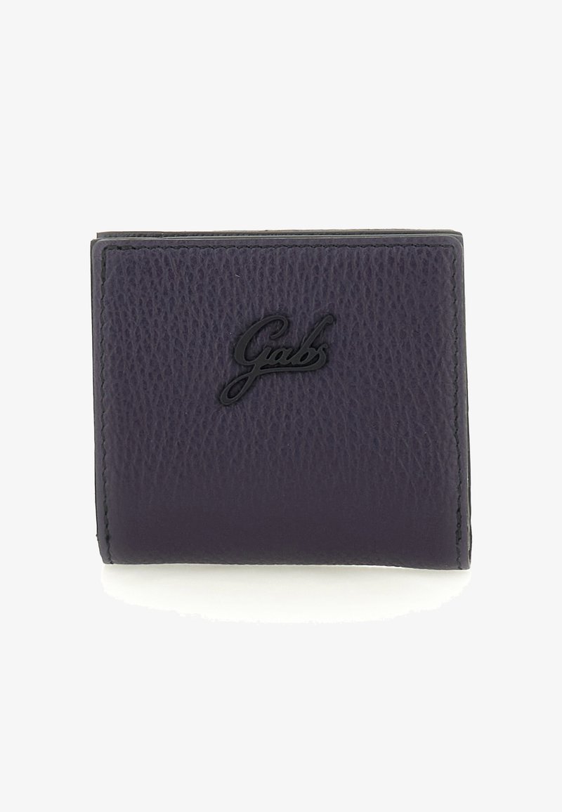 Portafoglio in pelle textured di colore viola scuro con cuciture visibili e logo "Gabs" nero in rilievo centrato sul davanti.