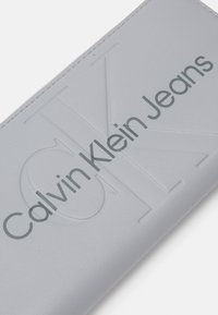 Calvin Klein Jeans SCULPTED ZIP AROUND MONO - Peňaženka - quarry