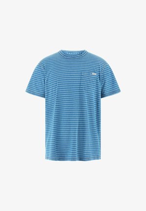 Kék pamut póló fehér vízszintes csíkokkal, kerek nyakkal, rövid ujjú és bal oldalon egy zsebbe varrt. A zseben lévő címke azt írja: "Guess."