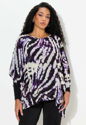 Poncho top a motivi viola e neri con maniche ampie, forma fluida e tessuto morbido. Design tie-dye distintivo e orlo asimmetrico.