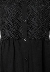Zwart jurk met een gedetailleerde kant bodice en een getailleerde taille. Het heeft een knoopsluiting aan de voorkant en een zachte, gestructureerde stof.