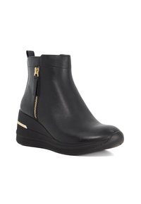 Zwarte enkellaarsjes van glad leer, voorzien van een zijrits en een wiggenhak met een gouden accent. Rond neuwer ontwerp.