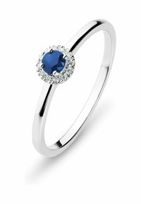 Silberring mit einem runden blauen Stein, umgeben von einem Halo kleiner, klarer Steine, und einem glatten, polierten Ringband.