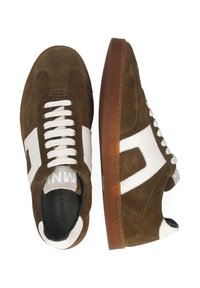 Braune Wildleder-Sneaker mit weißen Akzenten und Schnürsenkeln, ausgestattet mit einer Gummisohle, aus der oberen und seitlichen Ansicht auf einem weißen Hintergrund gezeigt.