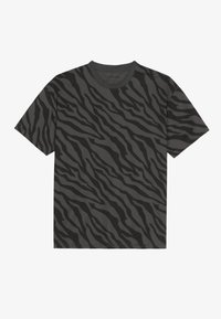 Svart T-shirt med tigerstripe-mönster i olika nyanser av mörkgrått. Klassisk rund hals, korta ärmar och mjuk tygstruktur.