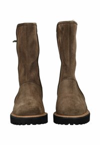Stivaletti in suede marrone alla caviglia con punta arrotondata, asta alta e suola in gomma nera. Presentano cuciture minime e una cerniera laterale.