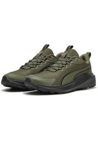 Scarpe sportive verdi con una tomaia testurizzata, pannelli in rete e una suola in gomma nera a contrasto con un design curvo.