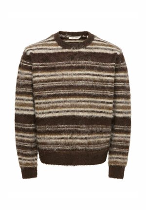 Pull en maille duveteuse à manches longues avec des rayures horizontales dans des tons marron, beige et blanc, avec un col rond et des poignets et un bas côtelés.