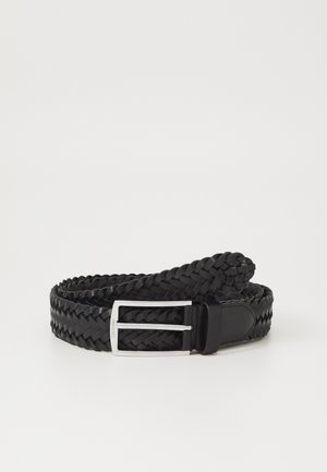 Cinturón tejido negro de cuero con una hebilla de metal plateado. Presenta una textura trenzada y un extremo de cuero suave.