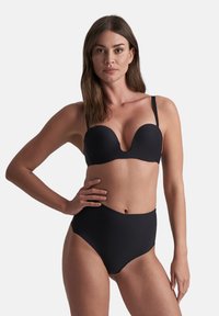 Zwarte push-up beha met gladde, gevormde cups en verstelbare bandjes, gecombineerd met hoge taille zwarte bikinibroekjes. Zachte stof met minimale details.
