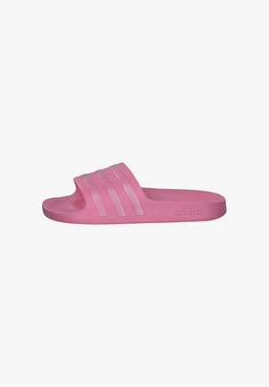 Sandalo slide rosa Adidas con tre strisce sulla fascia e suola testurizzata, mostrato di lato su sfondo bianco.