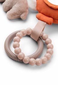 Heledad teething rõngad heledates roosades ja hallides toonides, siledate helmestega ja tekstureeritud spiraalkujundusega, kinnitatud pehme plush-nukule.