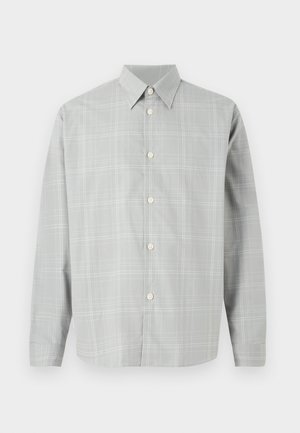 Pelēka garām piedurknēm krekls ar gaismas šaha rakstu, pogu priekšpusi, norādītu apkakli un gludu auduma tekstūru.