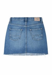 Džínová mini sukně světle modré barvy s třepeným lemem, obsahující dvě zadní kapsy a značkovou etiketu na pase, čistý design a texturovaný materiál.