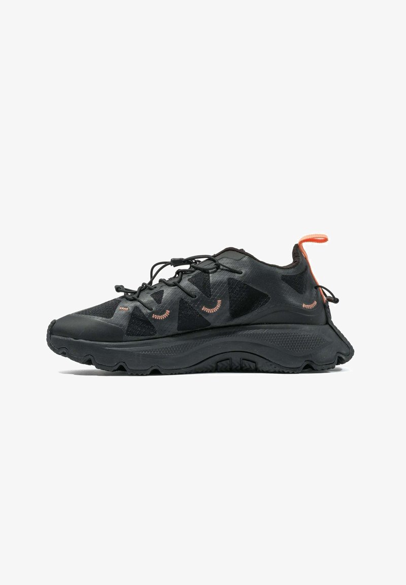 Zapatillas deportivas negras con una parte superior sintética texturizada, que presenta patrones triangulares, cordones elásticos y una lengüeta de tiro en naranja contrastante.