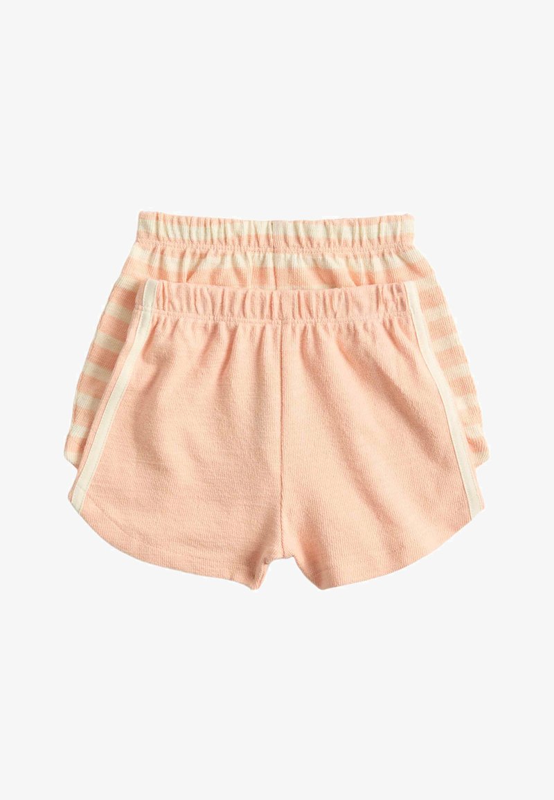Dos pares de pantalones cortos para niños con cintura elástica y material suave, en tonos melocotón; uno de color sólido con rayas blancas y otro a rayas en melocotón y crema.