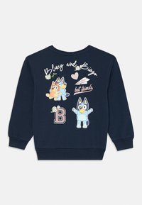Tamno plavi dukserica s dugim rukavima koja prikazuje crtane likove Bluey i Bingo, cvjetne detalje i natpis "najbolji prijatelji."