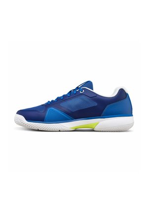 Blauer Sportschuh mit niedrigem Schnitt, weißer Sohle, Schnürung vorne und Mesh-Einsätzen, entwickelt für Sport und Freizeiteinsatz.