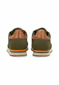 Sneakers di tessuto verde con accenti marroni texturizzati e dettagli arancioni sulla suola. Presentano una forma arrotondata e un tacco imbottito per il comfort.