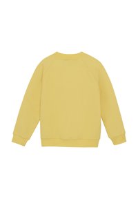 Rumena игроковna s kratkimi rokavi, dolgo raglan rokavi, rebrastimi manšetami in robom. Gladka tekstura, minimalističen dizajn, enostaven zadnji pogled.