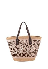 Bolsa de playa en rosa claro con patrones geométricos recortados. Presenta asas de cuero marrón y una base de paja tejida natural.