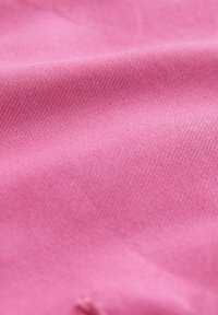 Roze stof met een gladde textuur, subtiele patronen en een lichte glans. Het materiaal lijkt lichtgewicht en fijn geweven met een pastel tint.