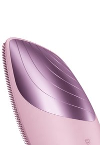 Rosa hårborste med en slank, böjd design, som har en slät, glänsande yta och flexibla borst för att reda ut hår.