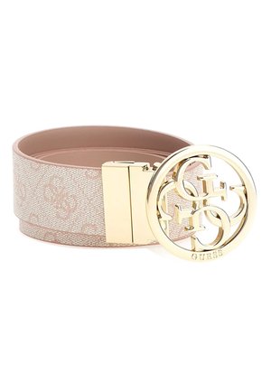Ceinture en tissu rose clair avec motif subtil et grande boucle ronde dorée arborant des lettres entrelacées et le nom de la marque Guess.