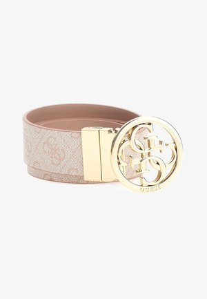 Lichtroze stoffen riem met subtiel patroon en grote ronde gouden gesp met verweven letters en merknaam Guess.