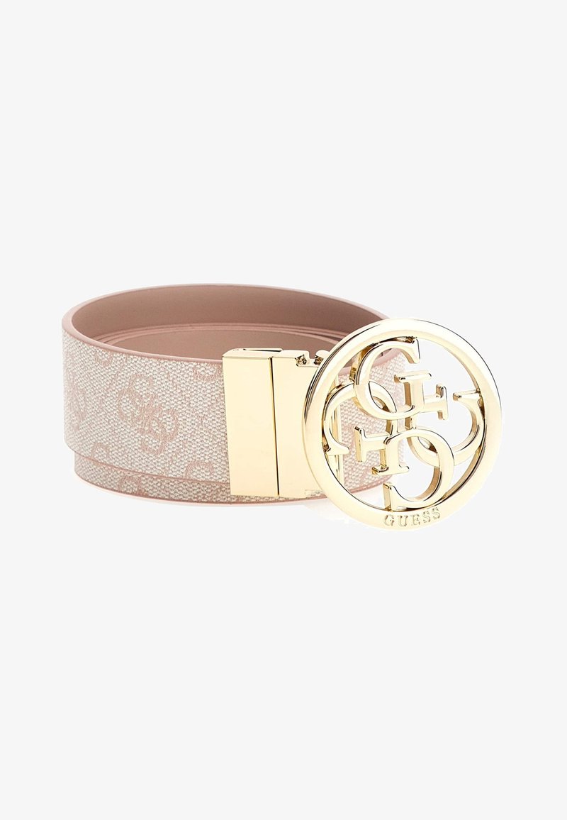Ceinture en tissu rose clair avec motif subtil et grande boucle ronde dorée arborant des lettres entrelacées et le nom de la marque Guess.